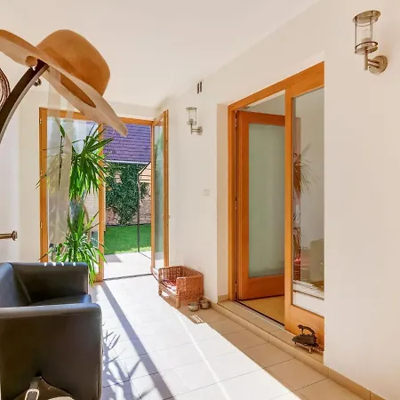 Lovely Holiday In With Private Garden Casa vacanze *