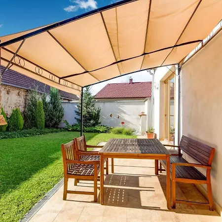 Lovely Holiday In With Private Garden Casa vacanze *